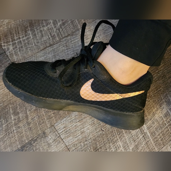 Nike well worn shoes womens 6 - Picture 2 of 5